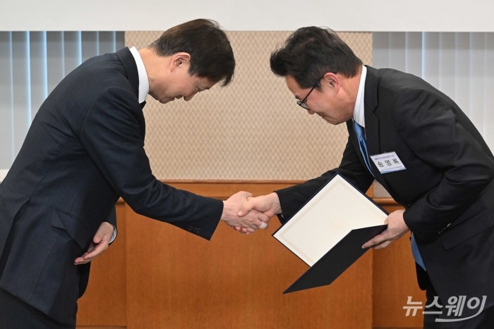 (왼쪽)이찬진 금융감독원장이 29일 오후 서울 여의도 금융감독원 본원에서 열린 제7회 '상생협력 금융新상품' 우수사례 시상식에서 송영록 메트라이프생명보험 대표이사에게 우수사례 상장을 수여한 뒤 악수를 하고 있다. 사진=강민석 기자 kms@newsway.co.kr