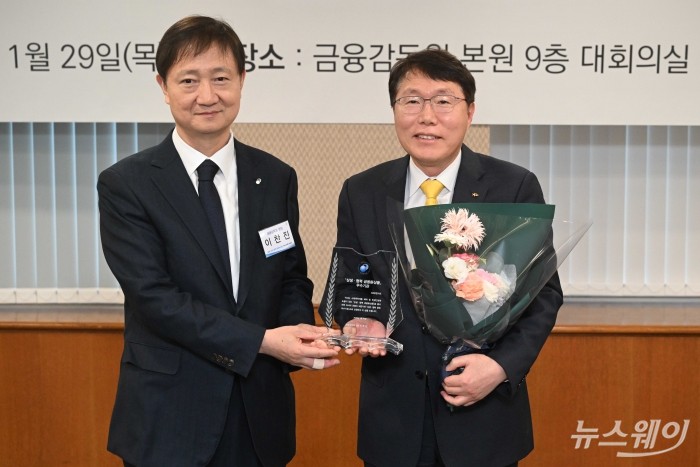 (왼쪽)이찬진 금융감독원장이 29일 오후 서울 여의도 금융감독원 본원에서 열린 제7회 '상생협력 금융新상품' 우수사례 시상식에서 김재관 KB국민카드 대표이사에게 우수기관 상패를 수여한 뒤 기념촬영을 하고 있다. 사진=강민석 기자 kms@newsway.co.kr