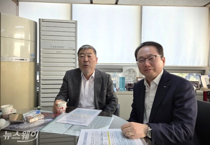 김동현 현대아이파크노동조합 위원장(오른쪽)과 김동명 한국노동조합총연맹 위원장이 지난 28일 서울 노총회관에서 업계 주요 현안에 대해 의견을 나누고 있다. 사진=현대아이파크노동조합