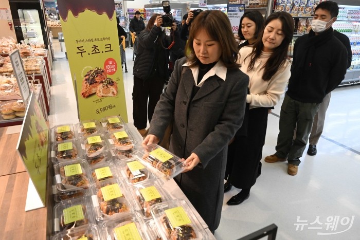 신세계푸드의 가성비 디저트 '두바이 스타일 초코 크루아상(두초크)'가 출시된 30일 오전 서울 용산구 이마트 용산점 내 베이커리에서 소비자들이 '두초크'를 구매하고 있다. 사진=강민석 기자 kms@newsway.co.kr