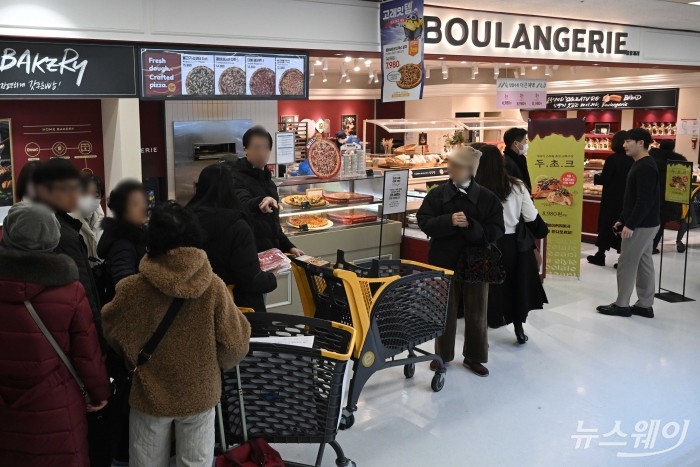 신세계푸드의 가성비 디저트 '두바이 스타일 초코 크루아상(두초크)'가 출시된 30일 오전 서울 용산구 이마트 용산점 내 베이커리에서 소비자들이 '두초크'를 구매하기 위해 줄 서고 있다. 사진=강민석 기자 kms@newsway.co.kr