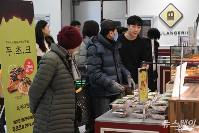 신세계푸드의 가성비 디저트 '두바이 스타일 초코 크루아상(두초크)'가 출시된 30일 오전 서울 용산구 이마트 용산점 내 베이커리에서 소비자들이 '두초크'를 구매하고 있다. 사진=강민석 기자 kms@newsway.co.kr