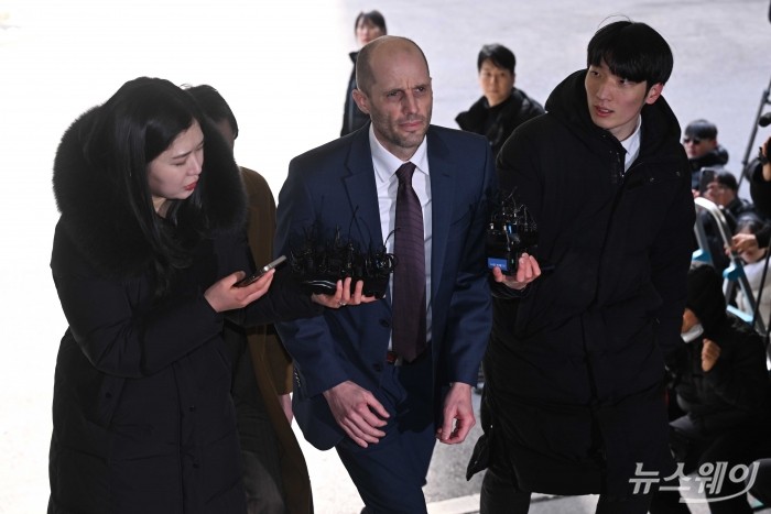 해롤드 로저스 쿠팡 한국법인 임시대표가 30일 오후 서울 종로구 서울경찰청 쿠팡 수사 종합 태스크포스(TF)에 대규모 개인정보 유출 의혹 관련을 조사 받기 위해 피고발인 신분으로 출석하고 있다. 사진=강민석 기자 kms@newsway.co.kr