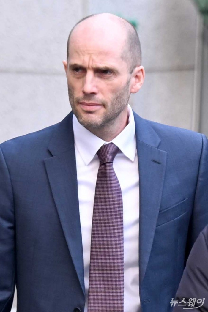 해롤드 로저스 쿠팡 한국법인 임시대표가 30일 오후 서울 종로구 서울경찰청 쿠팡 수사 종합 태스크포스(TF)에 대규모 개인정보 유출 의혹 관련을 조사 받기 위해 피고발인 신분으로 출석하고 있다. 사진=강민석 기자 kms@newsway.co.kr