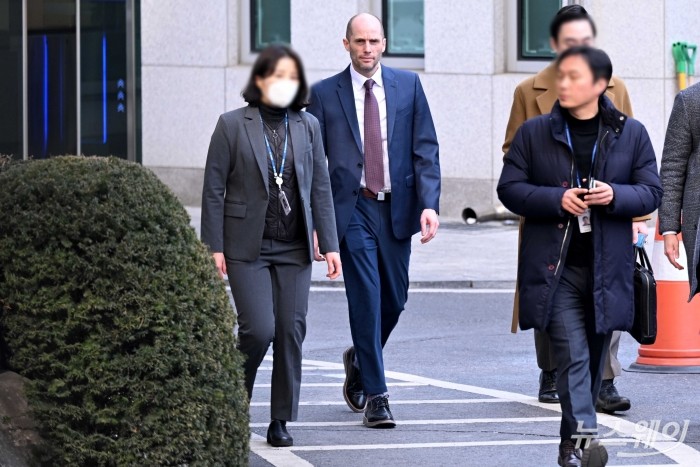 해롤드 로저스 쿠팡 한국법인 임시대표가 30일 오후 서울 종로구 서울경찰청 쿠팡 수사 종합 태스크포스(TF)에 대규모 개인정보 유출 의혹 관련을 조사 받기 위해 피고발인 신분으로 출석하고 있다. 사진=강민석 기자 kms@newsway.co.kr