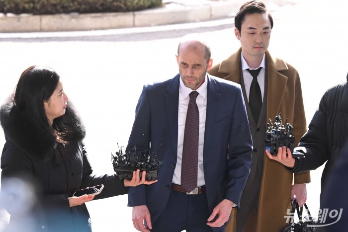 해롤드 로저스 쿠팡 한국법인 임시대표가 30일 오후 서울 종로구 서울경찰청 쿠팡 수사 종합 태스크포스(TF)에 대규모 개인정보 유출 의혹과 관련해 조사를 받기 위해 피고발인 신분으로 출석하고 있다. 사진=강민석 기자 kms@newsway.co.kr