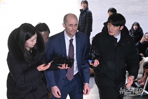 첫 경찰 조사 향하는 로저스 쿠팡 임시대표,···'셀프조사 의혹' 입 열까?