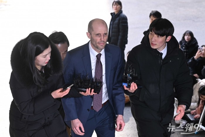 해롤드 로저스 쿠팡 한국법인 임시대표가 30일 오후 서울 종로구 서울경찰청 쿠팡 수사 종합 태스크포스(TF)에 대규모 개인정보 유출 의혹 관련을 조사 받기 위해 피고발인 신분으로 출석하고 있다. 사진=강민석 기자 kms@newsway.co.kr