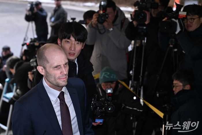 해롤드 로저스 쿠팡 한국법인 임시대표가 30일 오후 서울 종로구 서울경찰청 쿠팡 수사 종합 태스크포스(TF)에 대규모 개인정보 유출 의혹과 관련해 조사를 받기 위해 피고발인 신분으로 출석하고 있다. 사진=강민석 기자 kms@newsway.co.kr