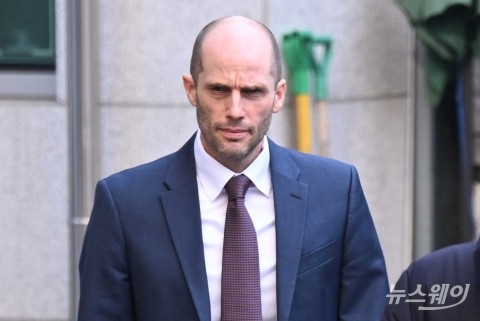 '셀프조사' 의혹 로저스 쿠팡 대표, 피고발인 신분 경찰 출석