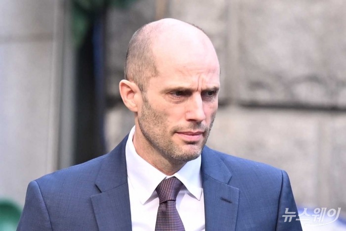 해롤드 로저스 쿠팡 한국법인 임시대표가 30일 오후 서울 종로구 서울경찰청 쿠팡 수사 종합 태스크포스(TF)에 대규모 개인정보 유출 의혹 관련을 조사 받기 위해 피고발인 신분으로 출석하고 있다. 사진=강민석 기자 kms@newsway.co.kr