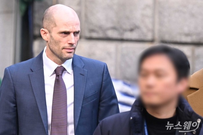 해롤드 로저스 쿠팡 한국법인 임시대표가 30일 오후 서울 종로구 서울경찰청 쿠팡 수사 종합 태스크포스(TF)에 대규모 개인정보 유출 의혹 관련을 조사 받기 위해 피고발인 신분으로 출석하고 있다. 사진=강민석 기자 kms@newsway.co.kr