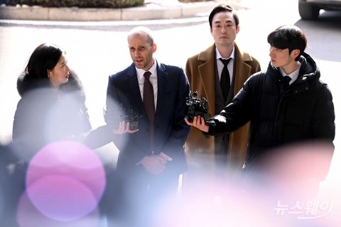 쿠팡 '셀프조사' 논란, 로저스 대표 경찰 첫 출석