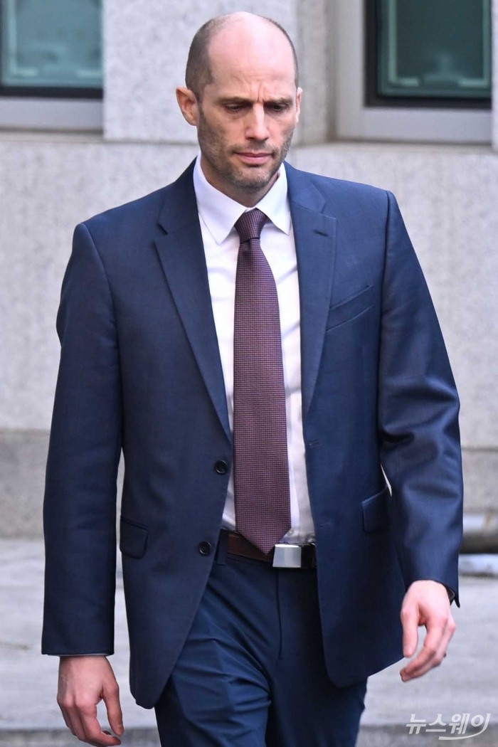 해롤드 로저스 쿠팡 한국법인 임시대표가 30일 오후 서울 종로구 서울경찰청 쿠팡 수사 종합 태스크포스(TF)에 대규모 개인정보 유출 의혹과 관련해 조사를 받기 위해 피고발인 신분으로 출석하고 있다. 사진=강민석 기자 kms@newsway.co.kr