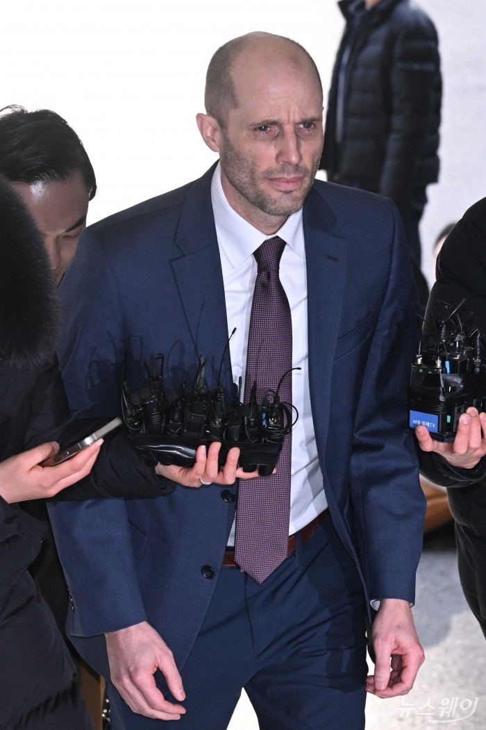 해롤드 로저스 쿠팡 한국법인 임시대표가 30일 오후 서울 종로구 서울경찰청 쿠팡 수사 종합 태스크포스(TF)에 대규모 개인정보 유출 의혹 관련을 조사 받기 위해 피고발인 신분으로 출석하고 있다. 사진=강민석 기자 kms@newsway.co.kr