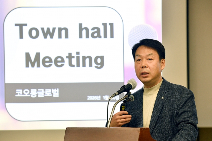 김영범 코오롱글로벌 사장이 30일 과천 코오롱타워에서 타운홀 미팅을 개최하고 미래 전략을 공유하고 있다. 사진=코오롱글로벌