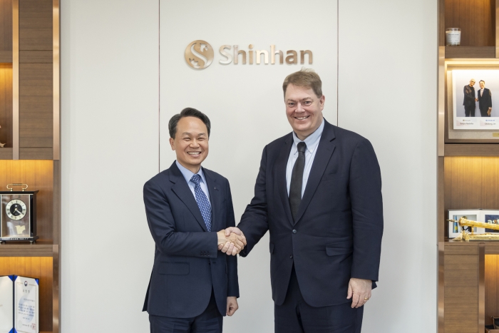 진옥동 신한금융그룹 회장(왼쪽)과 제이슨 리케이트 씨티그룹 글로벌 기업금융 총괄(Global Chair)이 면담을 마치고 기념촬영하는 모습. 사진=신한금융그룹 제공