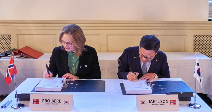 지난 30일(현지시각) 노르웨이에서 열린  '천무 수출 계약체결식'에서 그로 야레 국방물자청 청정(좌측)과 손재일 한화에어로스페이스 대표이사(우측)이 계약서에 서명하고 있다. 사진=한화에어로스페이스 제공