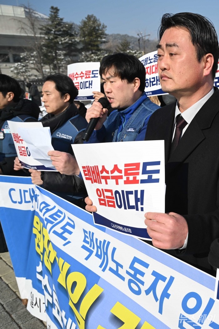 김준영 전국택배노동조합 경기지부 CJ남양주지회 총무부장이 2일 오전 서울 종로구 청와대 앞 분수대에서 열린 CJ대리점 택배노동자 임금체불 규탄 및 제도개선 촉구 기자회견에서 발언하고 있다. 사진=강민석 기자 kms@newsway.co.kr