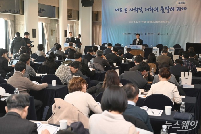 권창준 고용노동부 차관이 2일 오후 서울 종로구 한국프레스센터에서 열린 경제사회노동위원회 사회적 대화 토론회에서 축사를 하고 있다. 사진=강민석 기자 kms@newsway.co.kr