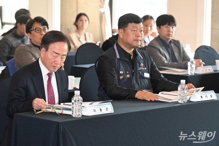 (왼쪽)이동근 한국경영자총협회 상근부회장과 류기섭 한국노동조합총연맹 사무총장이 2일 오후 서울 종로구 한국프레스센터에서 열린 경제사회노동위원회 사회적 대화 토론회에서 김지형 경제사회노동위원회 위원장의 개회사를 경청하며 자료를 살펴보고 있다. 사진=강민석 기자 kms@newsway.co.kr