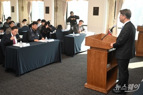 경사노위원장 개회사 경청하는 이동근 경총 상근부회장·류기섭 한국노총 사무총장