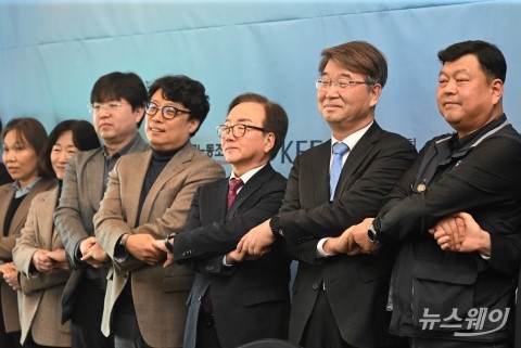 李 정부 경사노위 공식 재출범 앞두고 맞손 잡은 노사정