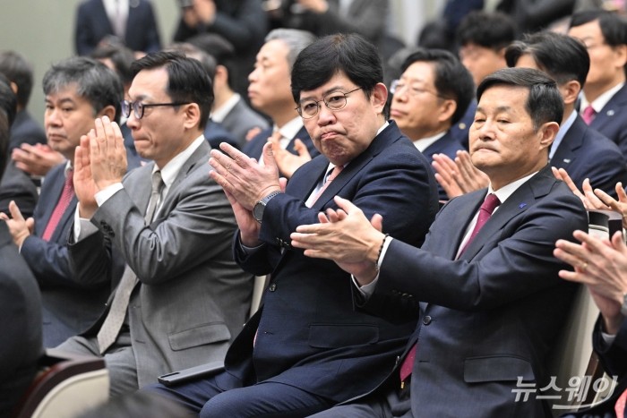 (중앙)윤창현 코스콤 사장이 3일 오전 서울 여의도 한국거래소에서 열린 '코스피 5000 앤드 비욘드' 세미나에서 박수를 치고 있다. 사진=강민석 기자 kms@newsway.co.kr