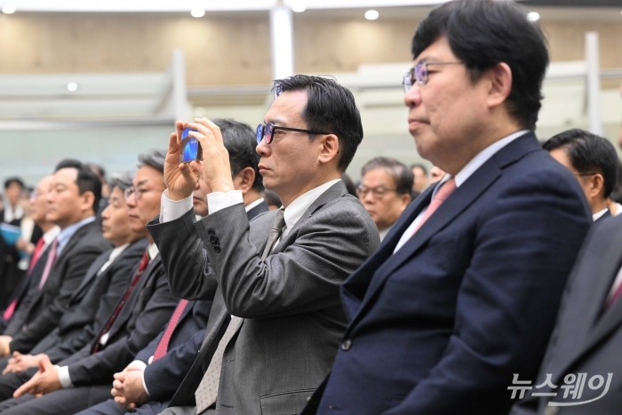 김세완 자본시장연구워장이 3일 오전 서울 여의도 한국거래소에서 열린 '코스피 5000 앤드 비욘드' 세미나에 참석해 휴대전화를 들어 현장 사진을 찍고 있다. 사진=강민석 기자 kms@newsway.co.kr