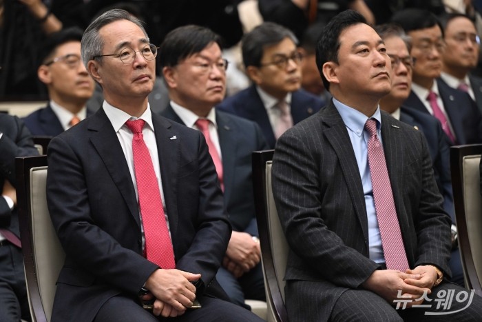 (왼쪽)이석기 교보증권 대표이사와 김성환 한국투자증권 대표이사가 3일 오전 서울 여의도 한국거래소에서 열린 '코스피 5000 앤드 비욘드' 세미나에 참석해 자리하고 있다. 사진=강민석 기자 kms@newsway.co.kr