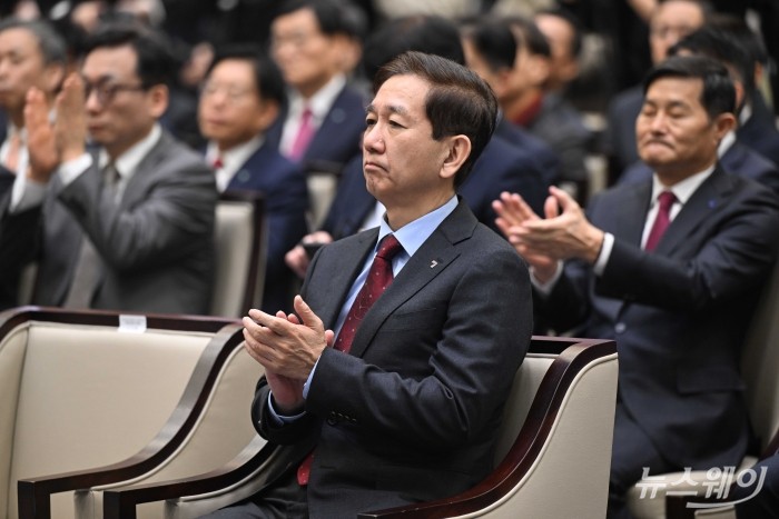 황성엽 금융투자협회장이 3일 오전 서울 여의도 한국거래소에서 열린 '코스피 5000 앤드 비욘드' 세미나에 참석해 박수를 치고 있다. 사진=강민석 기자 kms@newsway.co.kr