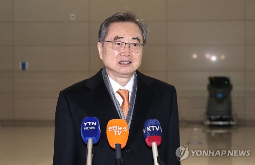 조현 외교부 장관이 3일 마코 루비오 미국 국무부 장관과 한미외교장관회담을 갖기 위해 미국 워싱턴DC로 출국하며 취재진 질문에 답하고 있다. 사진＝연합뉴스