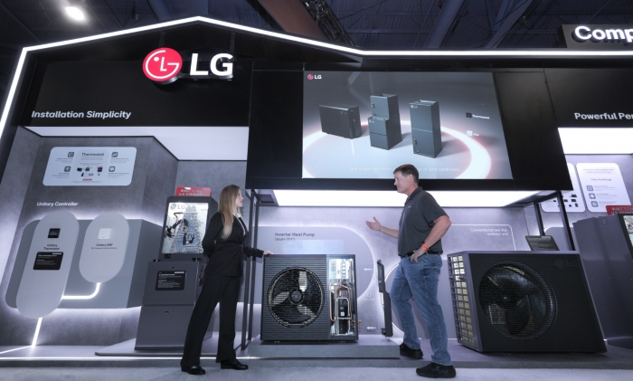 LG전자가 현지시간 2일부터 4일까지 미국 라스베가스에서 열리는 북미 최대 공조전시회 'AHR EXPO 2026'에 참가해 주거용, 상업용, 산업용 등 다양한 HVAC 솔루션을 선보인다. 사진은 북미 주거환경에 최적화된 LG전자의 유니터리 인버터 히트펌프. 사진=LG전자 제공