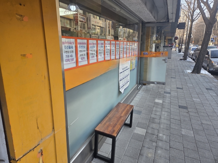 3일 찾은 서울 압구정동 현대 아파트 단지 내 공인중개사무소에 아파트 매물 안내 광고지가 붙어 있다. 시세보다 5억원 이상 낮춘 급매물이 나오기도 하지만, 극소수라는 게 현지 중개업소 관계자의 귀띔이다. 사진=뉴스웨이 김성배 기자