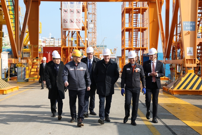 스티븐 퓨어 캐나다 국방조달 특임장관(가운데)이 2일 한화오션 거제사업장을 방문해 국방부 이두희 차관(왼쪽 첫번째), 김희철 한화오션 대표(왼쪽 두번째)와 함께 캐나다 CPSP 사업에 제안한 장보고-III 배치-II 선도함인 장영실함에 승함하는 등 생산시설을 돌아봤다. 사진=한화오션 제공