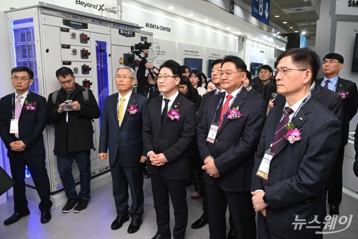 (오른쪽 두 번째)구자균 한국스마트그리드협회장과 이호현 기후에너지환경부 2차관을 비롯한 내빈들이 4일 오전 서울 강남구 코엑스에서 열린 '코리아 스마트그리드 엑스포·일렉스 코리아' 개막식에서 LS일렉트릭 부스를 찾아 최초 공개된 인공지능(AI) 데이터센터용 전략 신제품 '비욘드(Beyond) X MDB'를 관계자로부터 설명 듣고 있다. 사진=강민석 기자 kms@newsway.co.kr