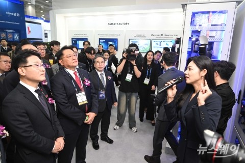 최초 공개된 '비욘드 X MDB'···설명 듣는 이호현 기후차관과 구자균 스마트그리드협회장