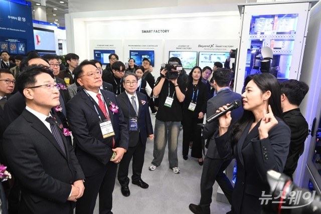 최초 공개된 '비욘드 X MDB'···설명 듣는 이호현 기후차관과 구자균 스마트그리드협회장