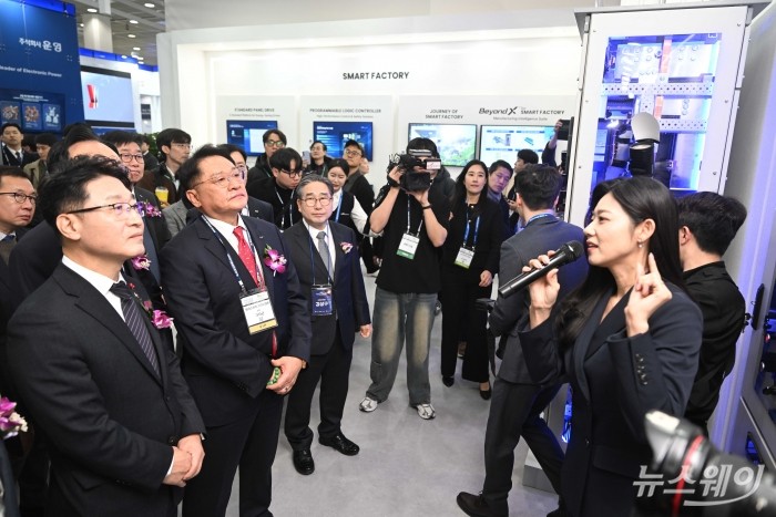 (왼쪽 첫 번째)이호현 기후에너지환경부 2차관과 구자균 한국스마트그리드협회장을 비롯한 내빈들이 4일 오전 서울 강남구 코엑스에서 열린 '코리아 스마트그리드 엑스포·일렉스 코리아' 개막식에서 LS일렉트릭 부스를 찾아 최초로 공개된 인공지능(AI) 데이터센터용 전략 신제품 '비욘드(Beyond) X MDB'에 대해 관계자로부터 설명을 듣고 있다. 사진=강민석 기자 kms@newsway.co.kr