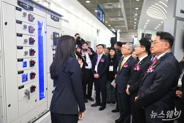 (오른쪽 첫 번째)구자균 한국스마트그리드협회장과 이호현 기후에너지환경부 2차관을 비롯한 내빈들이 4일 오전 서울 강남구 코엑스에서 열린 '코리아 스마트그리드 엑스포·일렉스 코리아' 개막식에서 LS일렉트릭 부스를 찾아 최초 공개된 인공지능(AI) 데이터센터용 전략 신제품 '비욘드(Beyond) X MDB'를 관계자로부터 설명 듣고 있다. 사진=강민석 기자 kms@newsway.co.kr