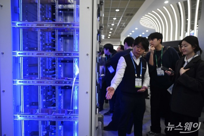 '코리아 스마트그리드 엑스포·일렉스 코리아'가 개막한 4일 오전, 서울 강남구 코엑스를 찾은 관람객들이 LS일렉트릭 부스에서 최초 공개된 인공지능(AI) 데이터센터용 전략 신제품 '비욘드(Beyond) X MDB'를 살펴보고 있다. 사진=강민석 기자 kms@newsway.co.kr