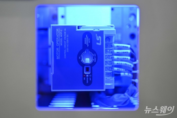 '코리아 스마트그리드 엑스포·일렉스 코리아' 개막한 4일 오전 서울 강남구 코엑스 LS일렉트릭 부스에서 최초 공개된 인공지능(AI) 데이터센터용 전략 신제품 '비욘드(Beyond) X MDB'가 전시되어 있다. 사진=강민석 기자 kms@newsway.co.kr