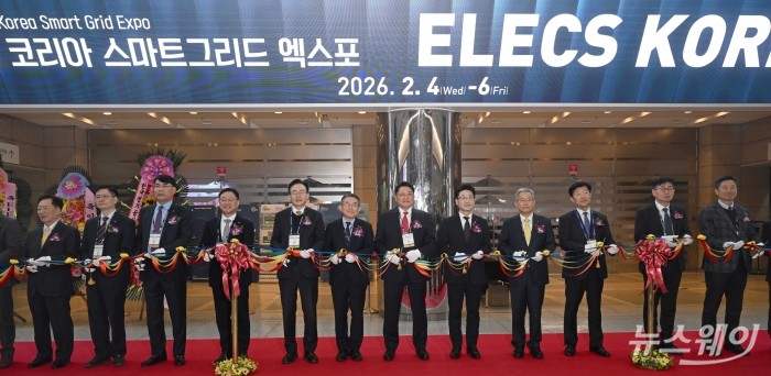 (오른쪽 다섯 번째)이호현 기후에너지환경부 2차관과 (왼쪽 일곱 번째)구자균 한국스마트그리드협회장을 비롯한 내빈들이 4일 오전 서울 강남구 코엑스에서 열린 '코리아 스마트그리드 엑스포·일렉스 코리아' 개막식에서 컷팅식을 하기 앞서 기념촬영을 하고 있다. (왼쪽부터)장세창 파워맥스 회장, 김남균 한국전기연구원장, 장창익 우진기전 대표이사, 박상형 한전KDN 사장, 윤병태 나주시장, 김준동 한국남부발전 사장, 구 스마트그리드협회장, 이 기후부 2차관, 김동철 한국전력공사장, 우태희 효성중공업 대표이사, 채대석 LS일렉트릭 대표이사, 전대욱 한국수력원자력 사장 직무대행. 사진=강민석 기자 kms@newsway.co.kr