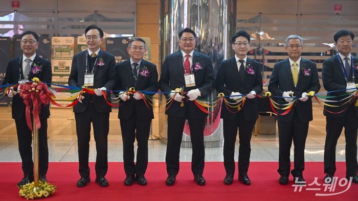 (오른쪽 세 번째)이호현 기후에너지환경부 2차관과 (왼쪽 네 번째)구자균 한국스마트그리드협회장을 비롯한 내빈들이 4일 오전 서울 강남구 코엑스에서 열린 '코리아 스마트그리드 엑스포·일렉스 코리아' 개막식에서 컷팅식을 하기 앞서 기념촬영을 하고 있다. (왼쪽부터)박상형 한전KDN 사장, 윤병태 나주시장, 김준동 한국남부발전 사장, 구 스마트그리드협회장, 이 기후부 2차관, 김동철 한국전력공사장, 우태희 효성중공업 대표이사. 사진=강민석 기자 kms@newsway.co.kr