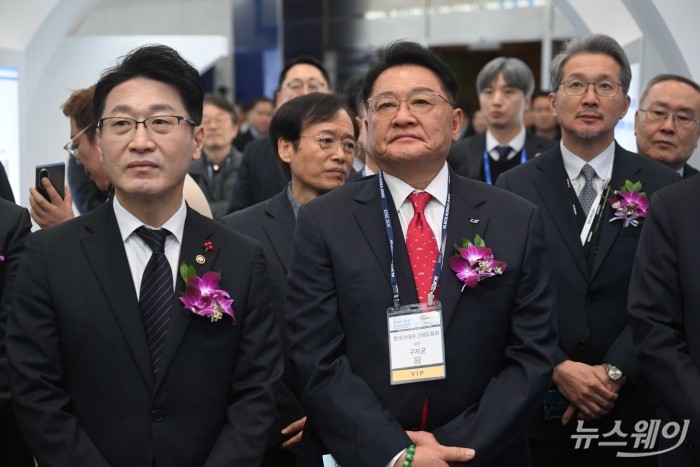 (왼쪽)이호현 기후에너지환경부 2차관과 구자균 한국스마트그리드협회장을 비롯한 내빈들이 4일 오전 서울 강남구 코엑스에서 열린 '코리아 스마트그리드 엑스포·일렉스 코리아' 개막식에서 우진기전 부스를 둘러보고 있다. 사진=강민석 기자 kms@newsway.co.kr