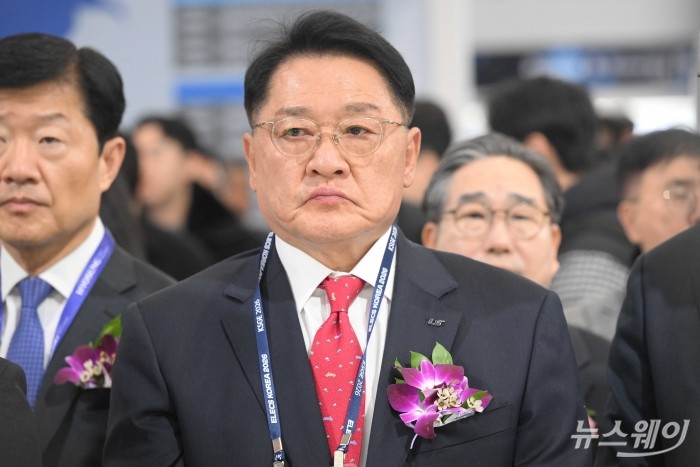 구자균 한국스마트그리드협회장을 비롯한 내빈들이 4일 오전 서울 강남구 코엑스에서 열린 '코리아 스마트그리드 엑스포·일렉스 코리아' 개막식에서 우진기전 부스를 둘러보고 있다. 사진=강민석 기자 kms@newsway.co.kr