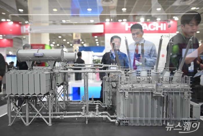 '코리아 스마트그리드 엑스포·일렉스 코리아' 개막한 4일 오전 서울 강남구 코엑스를 찾은 관람객들이 효성중공업 부스를 살펴보고 있다. 사진=강민석 기자 kms@newsway.co.kr