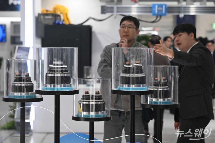 '코리아 스마트그리드 엑스포·일렉스 코리아' 개막한 4일 오전 서울 강남구 코엑스를 찾은 관람객들이 대한전선 부스를 살펴보고 있다. 사진=강민석 기자 kms@newsway.co.kr