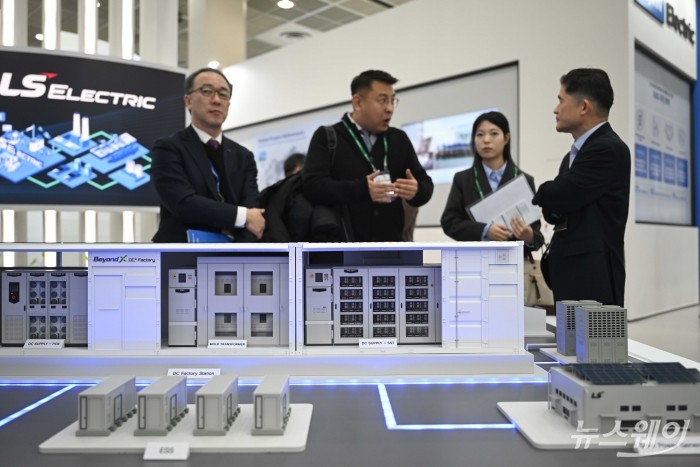 '코리아 스마트그리드 엑스포·일렉스 코리아'가 개막한 4일 오전, 서울 강남구 코엑스를 찾은 관람객들이 LS일렉트릭 부스를 살펴보고 있다. 사진=강민석 기자 kms@newsway.co.kr