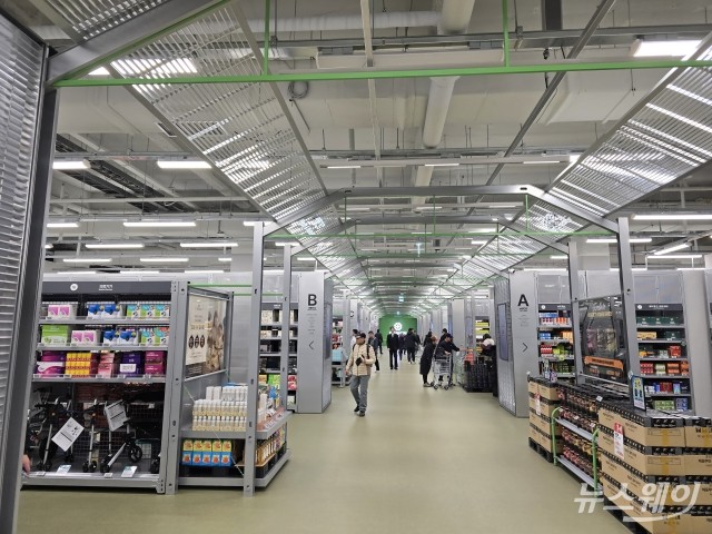 '들르는 곳' 아닌 '머무는 곳'···'창고형 약국', 소비 트렌드 바꾼다